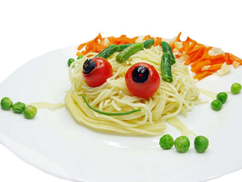 O prato das crianças deve ter, no mínimo, três cores de alimentos para garantir o consumo dos nutrientes essenciais à boa saúde