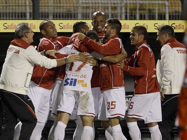 <p>Osvaldo comemora primeiro gol do São Paulo no duelo</p>