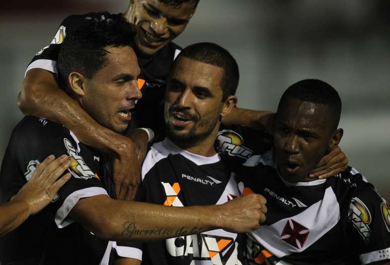 Jogadores do Vasco comemoram o gol marcado por Douglas Silva