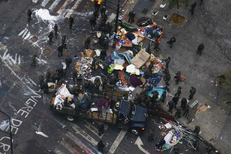 <p>Guarda Nacional venezuelana desmantela acampamento de manifestantes contra o governo na frente de escritórios da ONU no bairro de Chacao, em Caracas, em 8 de maio</p>