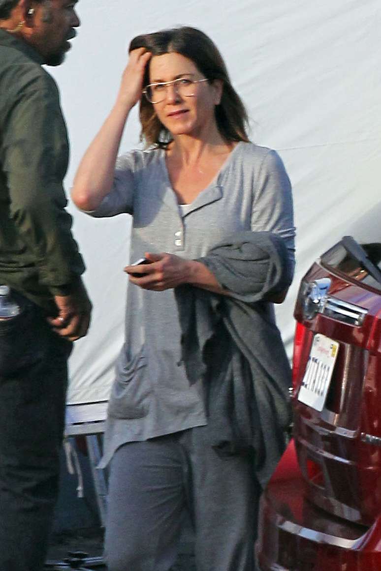 A atriz Jennifer Aniston foi fotografada com a apar&ecirc;ncia bastante modificada no set de "Cake"
