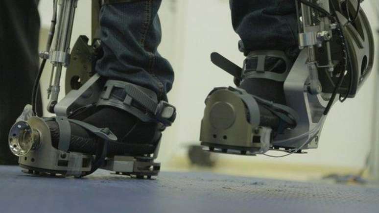 Sensores no pé do exoesqueleto captam informações do chão antes do contato