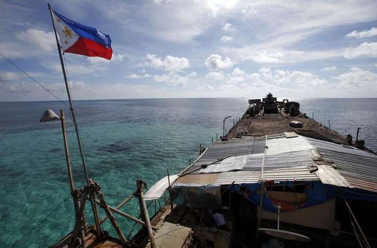 O ministro de Relações Exteriores chinês acusou os EUA de reavivar tensões no Mar da China - na imagem, bandeira das Filipinas no Barco BRP