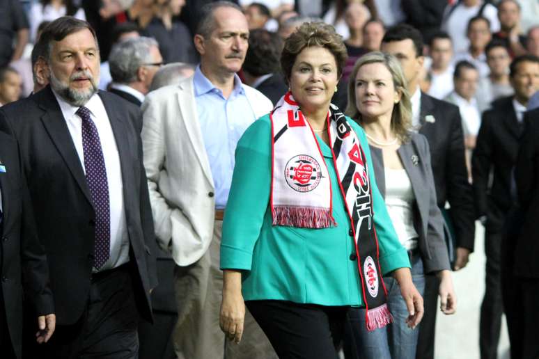 Dilma mistura verde com cachecol do Atlético-PR