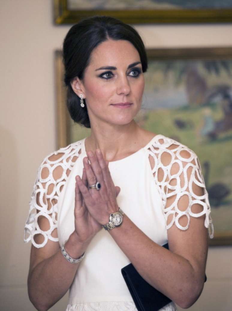 <p>O anel de noivado de Kate Middleton, de safira rodeada por 14 diamantes, é o primeiro da lista de valorização, passando de £ 28 mil (R$ 104,8 mil) para £ 300 mil (R$ 1.123.440)</p>