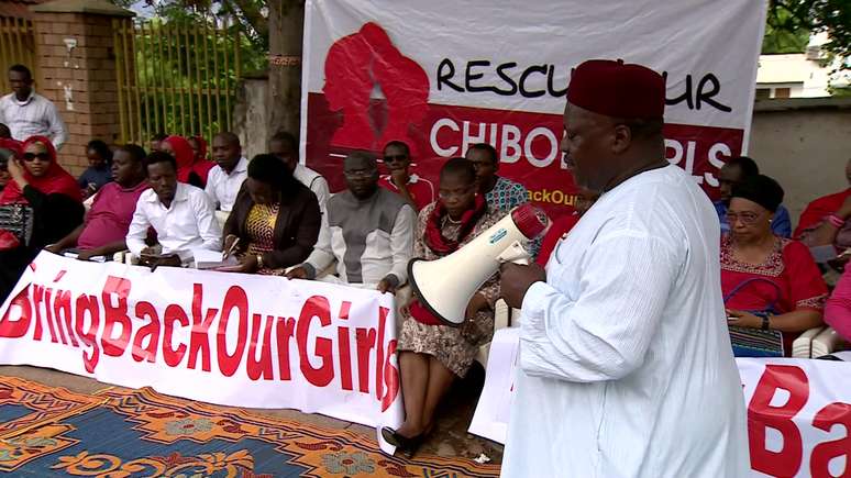 Protestos pedem libertação de meninas sequestradas por Boko Haram na Nigéria