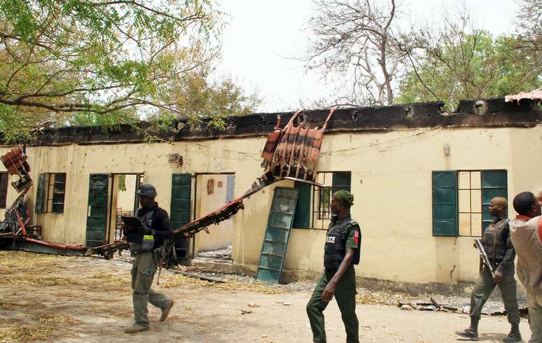 Soldados nigerianos guardam área da escola onde 200 meninas foram sequestradas 