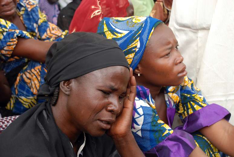 Mães de sequestradas choram sem notícias do paradeiro de meninas; Boko Haram é autor de crime