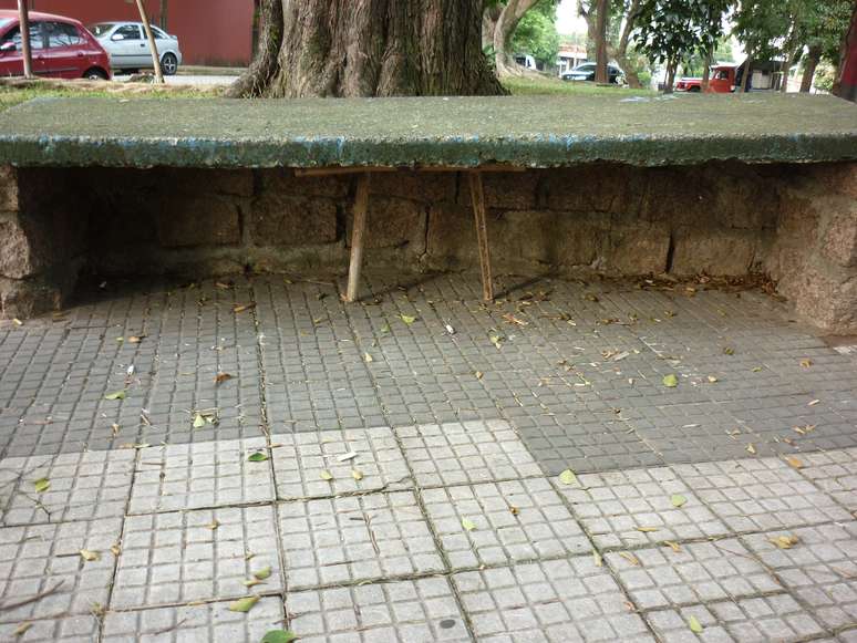 Madeiras finas escoram bancos da pra&ccedil;a