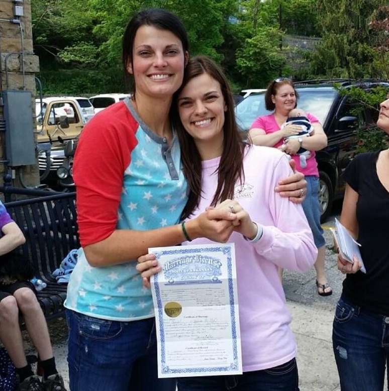 <p>Kristin Seaton e Jennifer Rambo são o primeiro casal homossexual a se casar no Arkansas</p><p> </p>