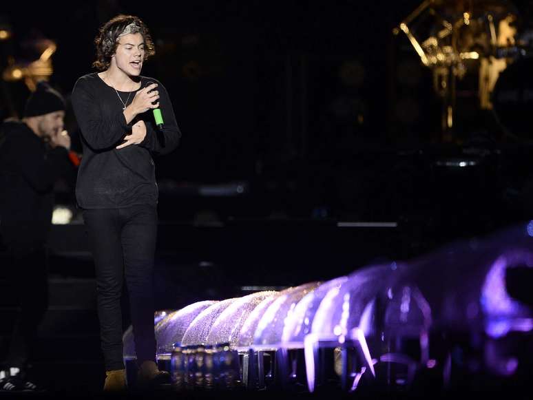 A boy band One Direction se apresentou neste s&aacute;bado (10) sob forte chuva para um p&uacute;blico de 60 mil f&atilde;s no Est&aacute;dio do Morumbi, em S&atilde;o Paulo