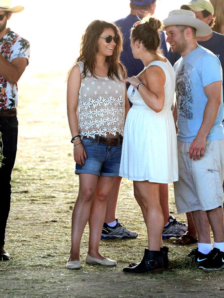 <p>Mila Kunis, grávida de Ashton Kutcher, não deixou de lado o conforto com uma bata transparente e um short jeans para curtir o festival de música Stagecoach na California</p>