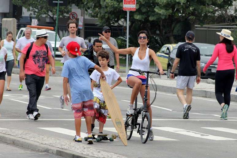 Ana Lima aproveitou o domingo (11) para passear com os filhos, Tom e Davi, e outras crianças na orla do Leblon, no Rio de Janeiro