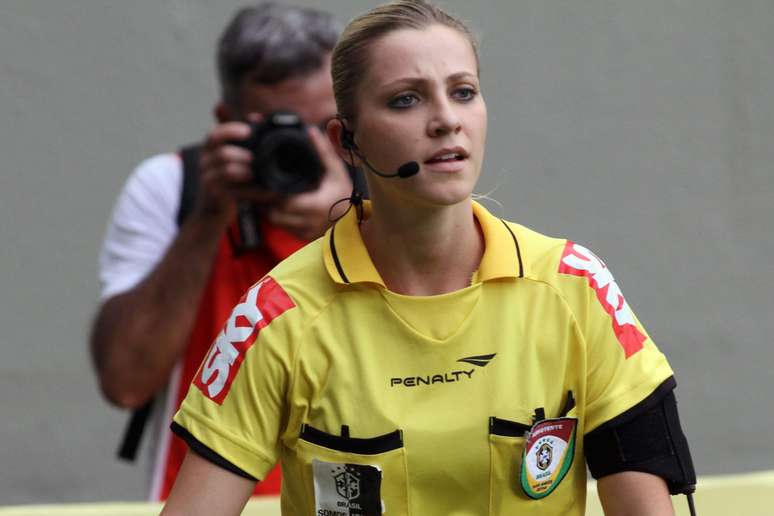 Fernanda Colombo Uliana foi uma das bandeirinhas neste domingo