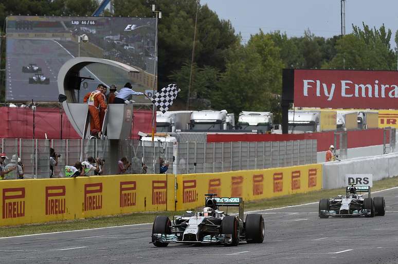 Hamilton cruza a linha de chegada do GP da Espanha de Fórmmula 1