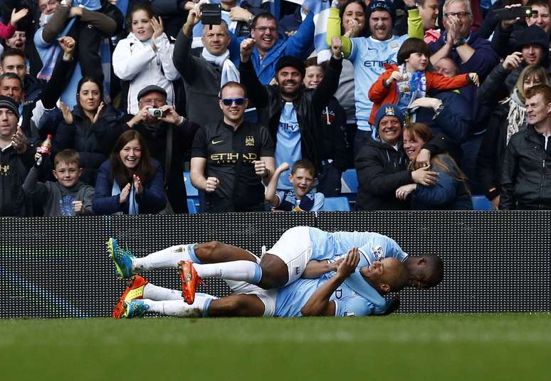 <p>Capitão Vicent Kompany definiu a vitória do Manchester City; Nasri abriu o placar na primeira etapa</p>