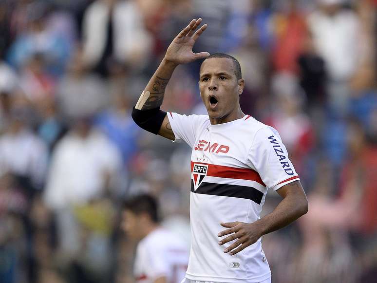 Luís Fabiano reclama em lance no clássico entre São Paulo e Corinthians