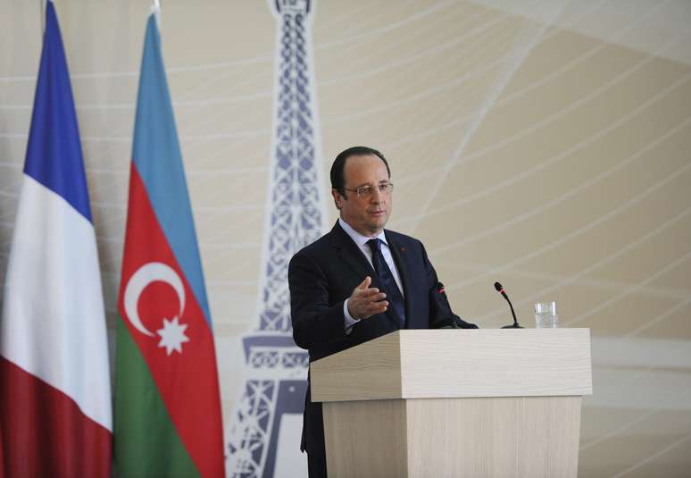 <p>Hollande propôs a realização de uma cúpula de líderes africanos para o dia 17 de maio. Umas das questões a serem discutidas é o rapto das centenas de estudantes no norte da Nigéria pelo grupo Boko Haram</p>