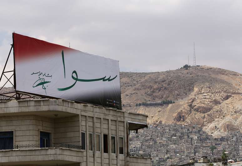 Cartaz com a assinatura do presidente e candidato Bashar al-Assad: campanha eleitoral em meio à guerra
