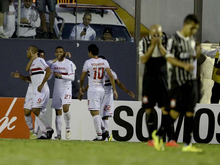 São-paulinos festejam gol de Luís Fabiano contra Corinthians