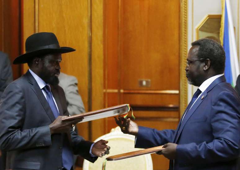 <p>O líder rebelde do Sudão do Sul, Riek Machar, e o presidente do país, Salva Kiir, assinam acordo de paz, em 9 de maio </p>