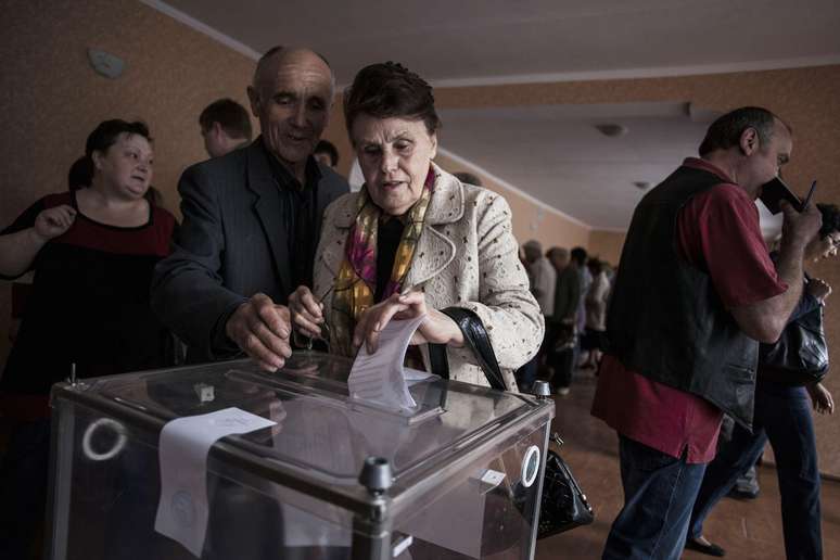 Eleitora deposita seu voto no distrito de Budennovskiy, na periferia de Donetsk