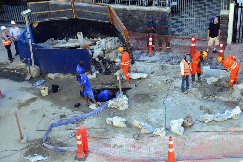 Dois buracos surgiram na rua Barão da Torre, no trecho entre as ruas Teixeira de Melo e Farme de Amoedo, em Ipanema, no Rio de Janeiro , durante obras do Metrô