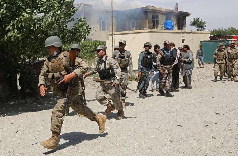 Policiais afegãos chegam à cena depois de combatentes do Talibã invadirem um prédio do governo em Jalalabad, no leste de Cabul, no Afeganistão
