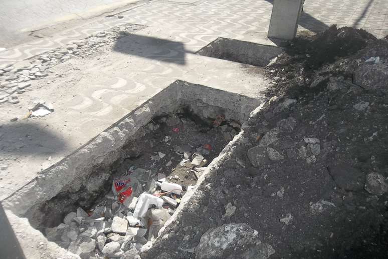 Buraco aberto no ch&atilde;o preocupa pedestres e usu&aacute;rios