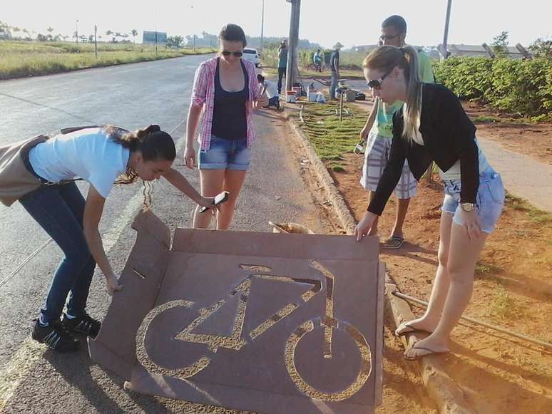 <p>Grupo pinta ciclofaixa na avenida Alexandre Ferronato</p>