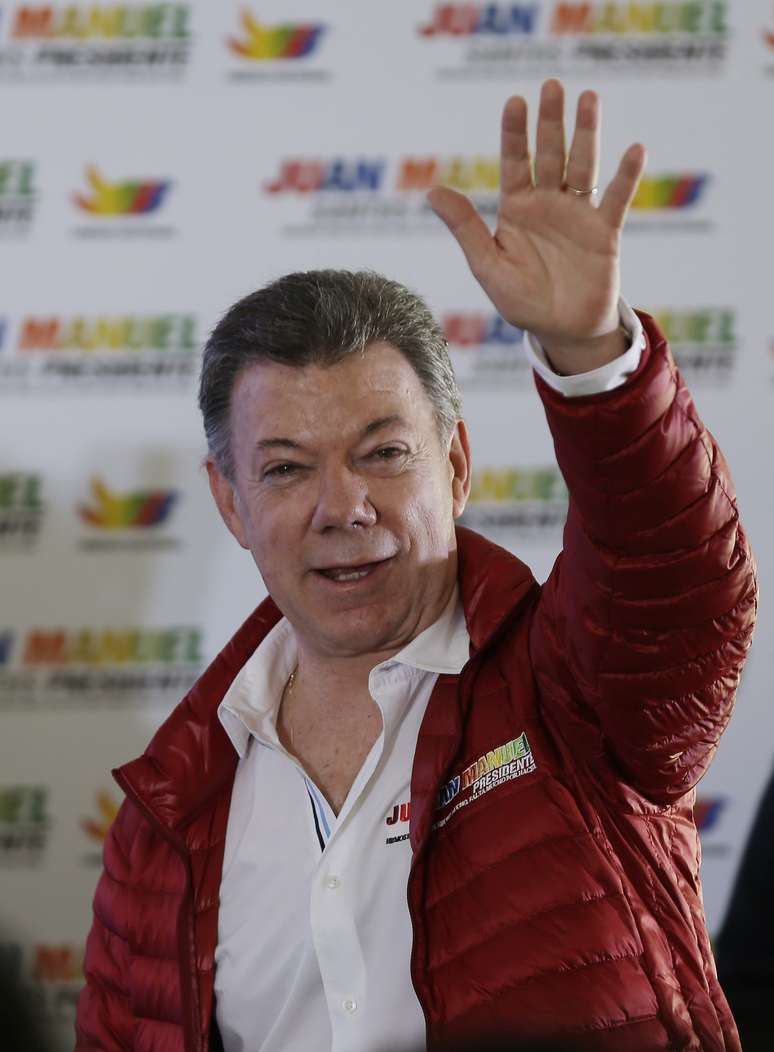 <p>Juan Manuel Santos, favorito para as elei&ccedil;&otilde;es presidenciais de 25 e maio est&aacute; no centro de investiga&ccedil;&otilde;es da&nbsp;Procuradoria Geral, que analisa se sua campanha foi realizada com financiamento irregular</p>
