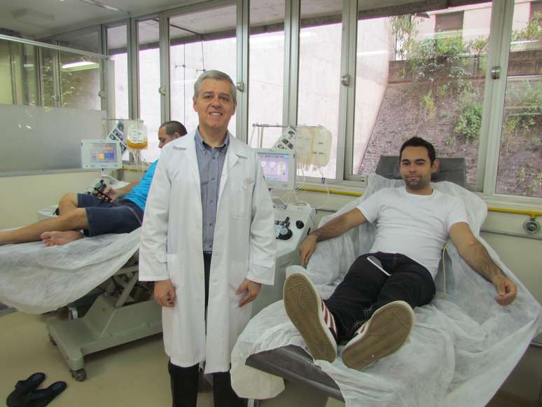 <p>Dr. César de Almeida Neto: doando sangue, você não terá prejuízo para a sua saúde. E você irá ajudar as pessoas cuja vida estará dependendo dessa doação</p>