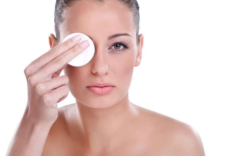 A maquiagem acumula no rosto sujeiras como o pó, a poluição e o suor. Se não for retirada antes de dormir, pode causar acne ou alguma outra infecção mais grave na pele. Aposte no uso de demaquilantes e tônicos