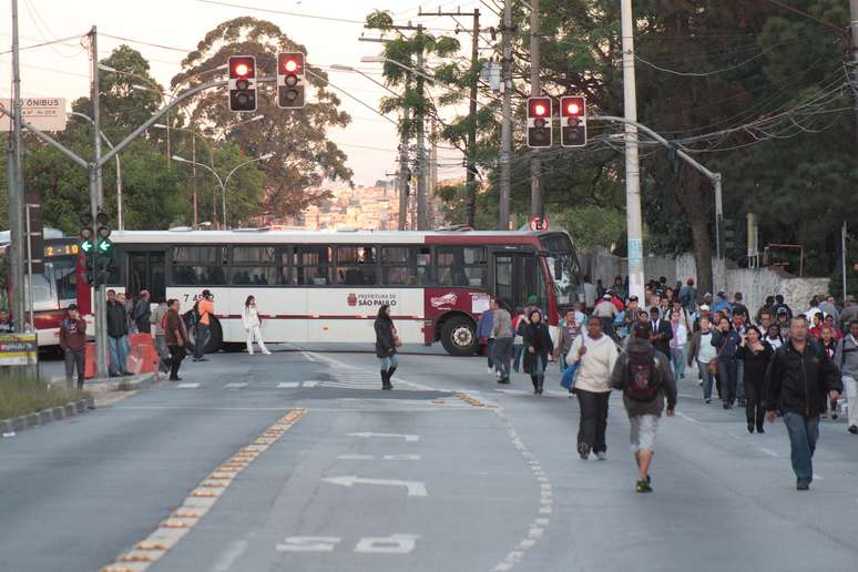 Manifestantes atravessaram ônibus na avenida Guarapiranga, prejudicando o trânsito