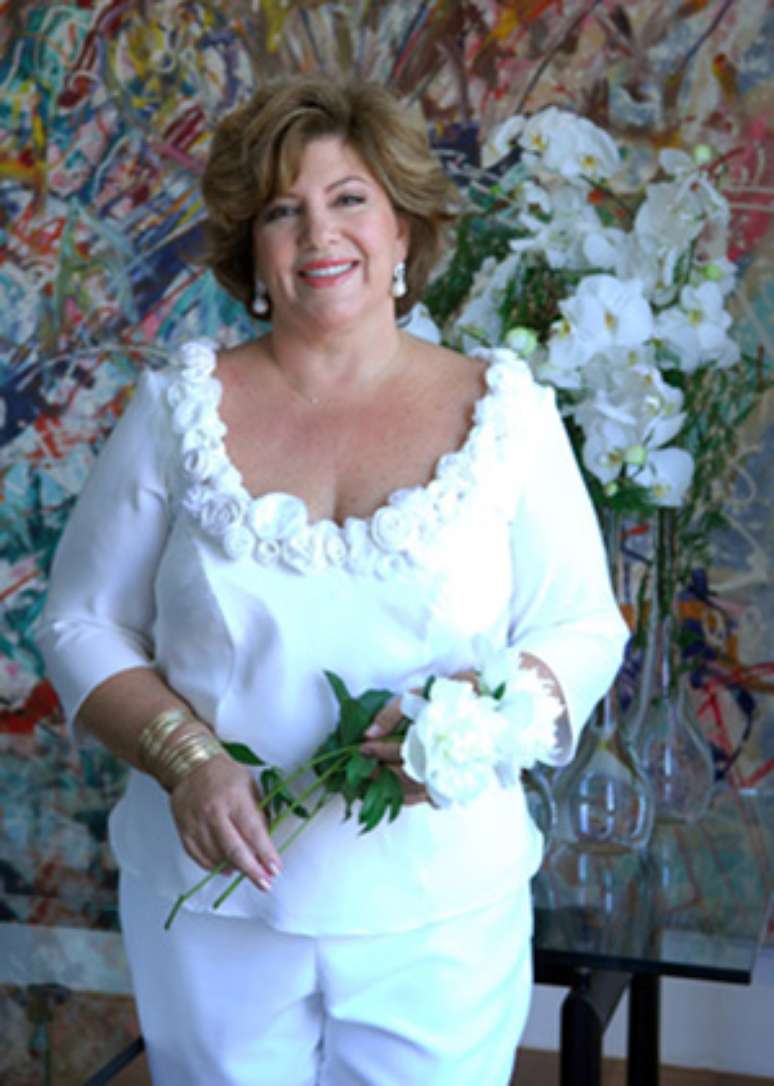 <p>Silvia Poppovic usou calça e top enfeitado com 80 flores feitas à mão em seu casamento</p>