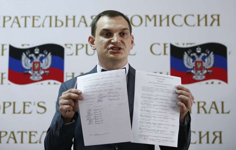 <p>"Foi surpreendentemente fácil fazer a contagem de votos", disse o chefe da comissão eleitoral de grupos pró-Rússia, Roman Lianguin</p>