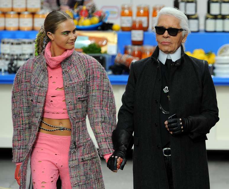 <p>Karl Lagerfeld detesta cirurgias pl&aacute;sticas para esconder o envelhecimento&nbsp;e prefere companhias jovens, como a modelo e queridinha Cara Delevingne (foto)</p>