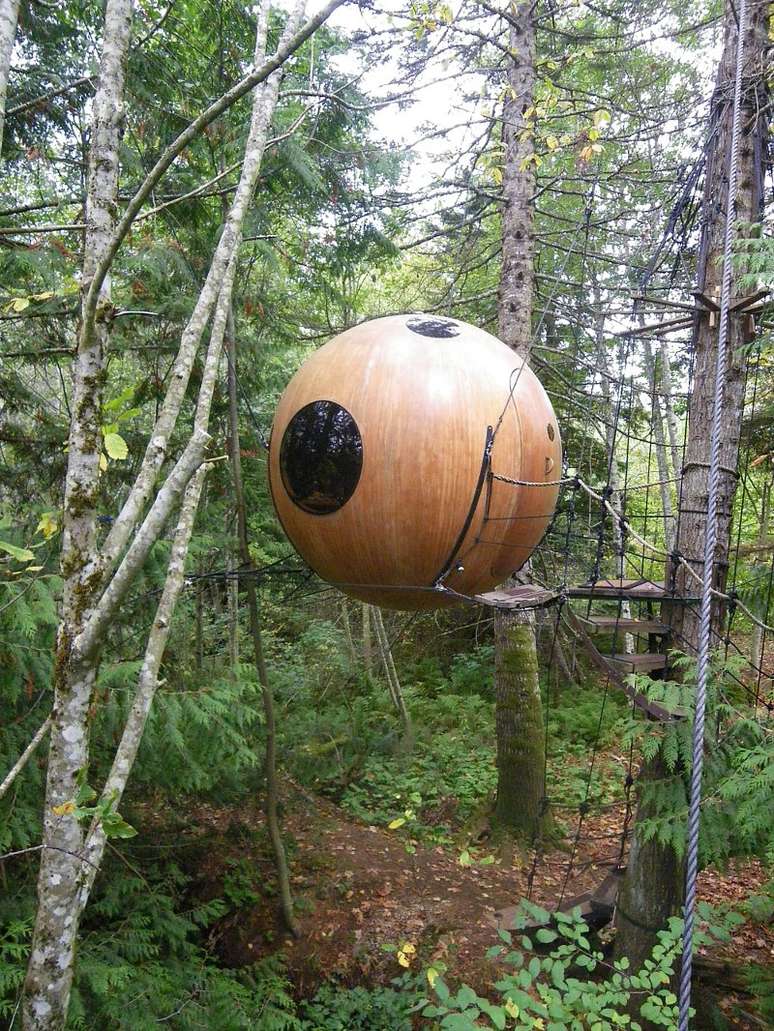 <p>O arquiteto canadense Tom Chudleigh queria se conectar ainda mais com o ambiente bucólico da floresta próxima à cidade de Qualicum Beach, na ilha de Vancouver, no Canadá</p>