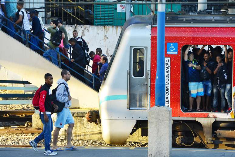 <p>Os rodoviários do Rio de Janeiro decretaram greve a partir da meia-noite desta terça-feira. Eles pedem 40% de reajuste salarial e o fim da dupla função (motorista/cobrador)</p>