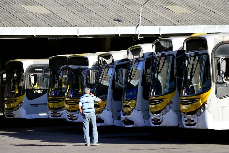 <p>Segundo os grevistas, empresas estão pagando para funcionários saírem das garagens</p>