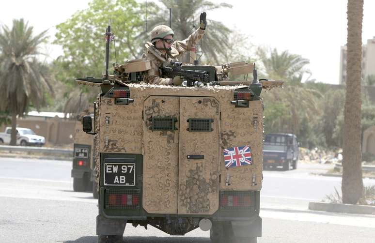 <p>Soldado britânico acena para multidão durante desfile em Bagdá, em 16 de maio de 2009</p>