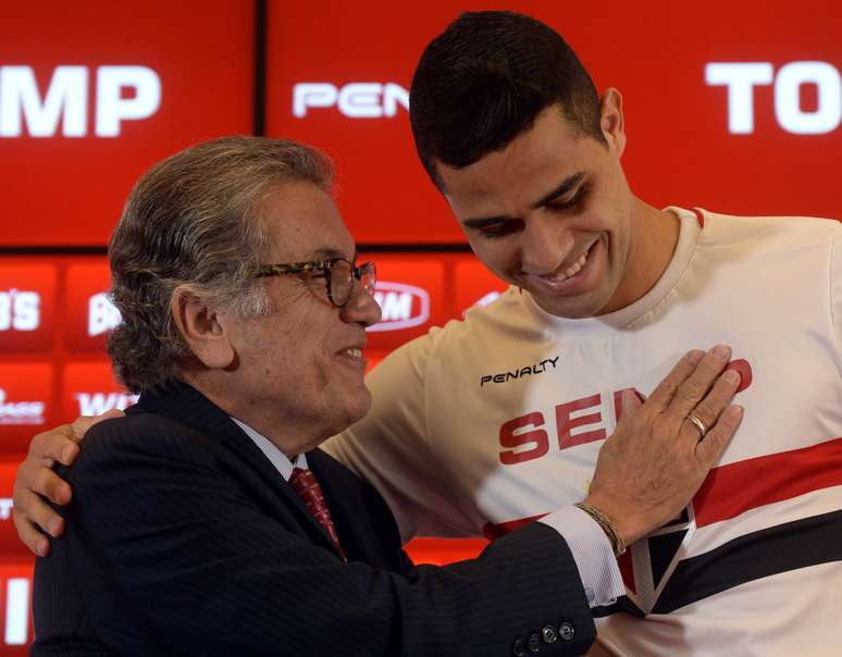 Alan Kardec recebe cumprimentos do presidente Aidar