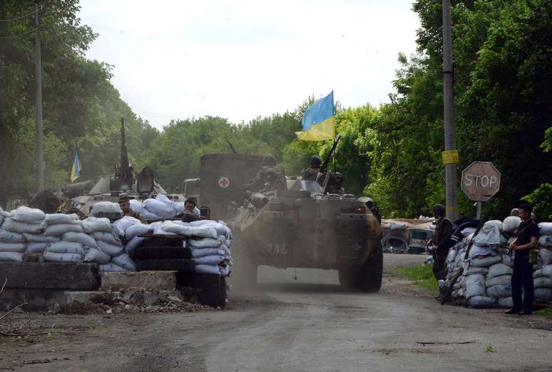 <p>Soldados ucranianos tomam posição em um posto de controle perto da cidade ucraniana oriental de Slavyansk, em 13 de maio</p>