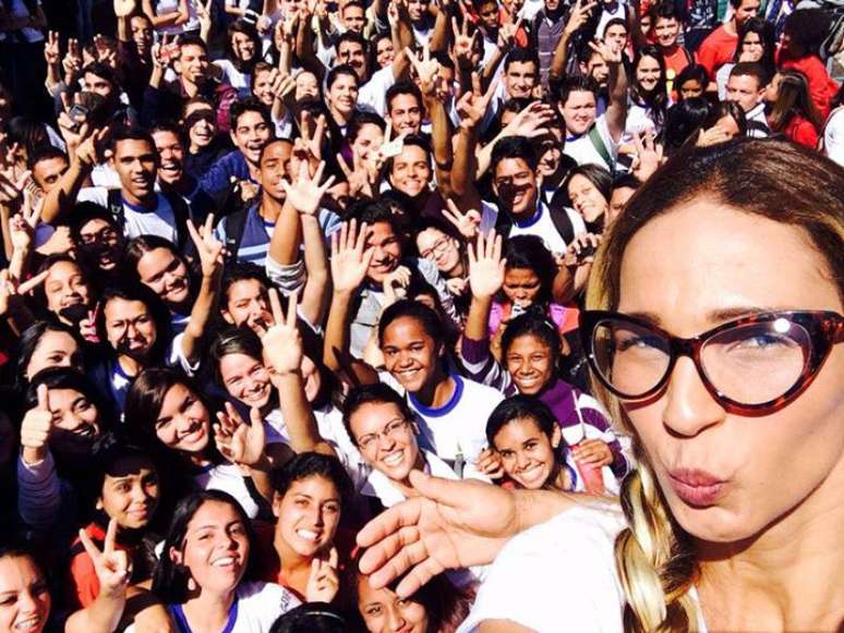 Valesca Popozuda fez selfie com alunos de escola em Taguatinga