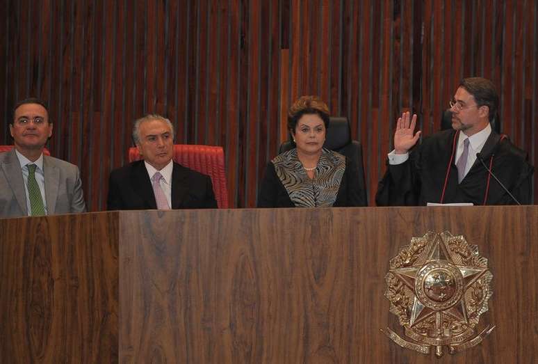 <p>Da esquerda para a direita, o presidente da C&acirc;mara,&nbsp;Renan Calheiros, o vice-presidente da Rep&uacute;blica, Michel Temer,&nbsp;a presidente Dilma Rousseff e o novo presidente do TSE, Dias Toffoli</p>