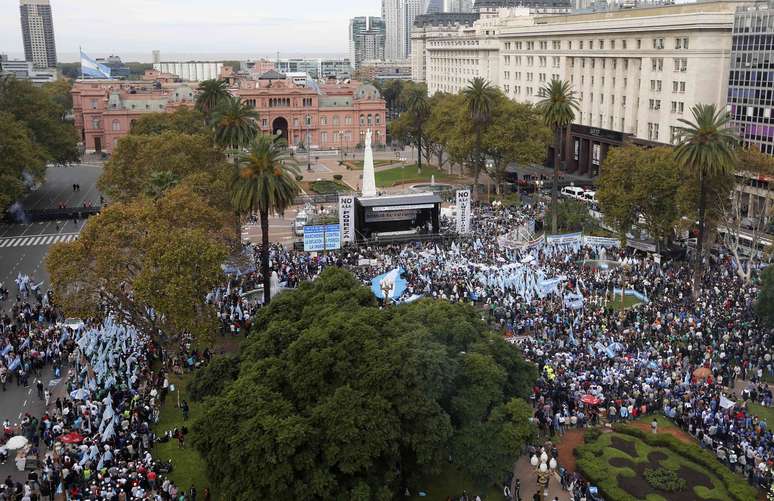 <p>Manifestantes&nbsp;se re&uacute;nem na Pra&ccedil;a de Maio durante com&iacute;cio em frente &agrave; Casa Rosada, em 14 de maio&nbsp;</p>