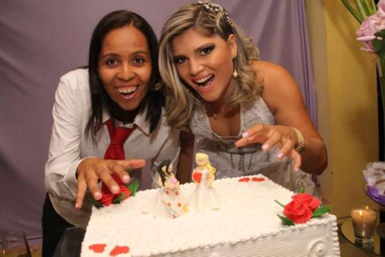 Alessandra Lustosa e Yglessyanne Lustosa posam para foto durante o casamento, no Distrito Federal