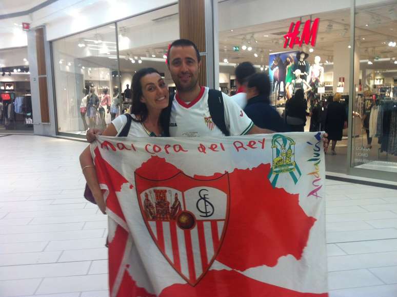 Amigos saíram cantando e dançando até mesmo no meio de torcedores do Benfica