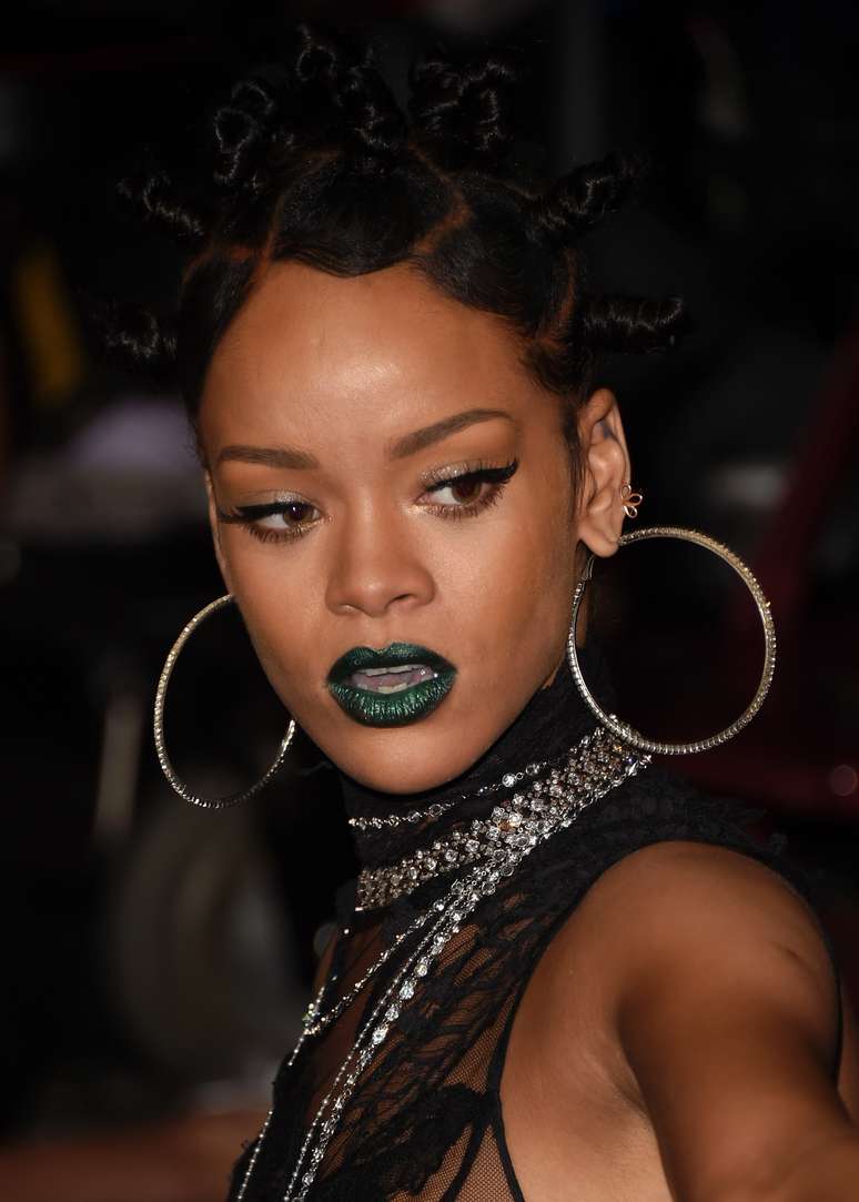 Rihanna arrasou com os lábios maquiados com o batom verde-escuro em um evento de música 