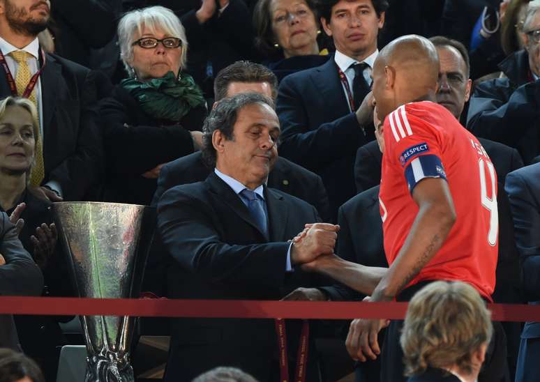 <p>Mais uma vez o capitão Luisão é cumprimentado por Michel Platini ao receber medalha de vice-campeão</p>